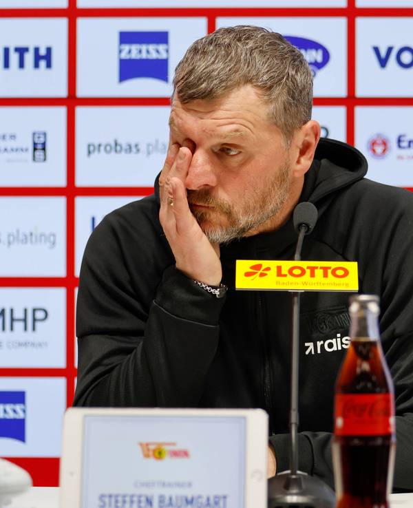 Steffen Baumgart auf einer Pressekonferenz von Union Berlin