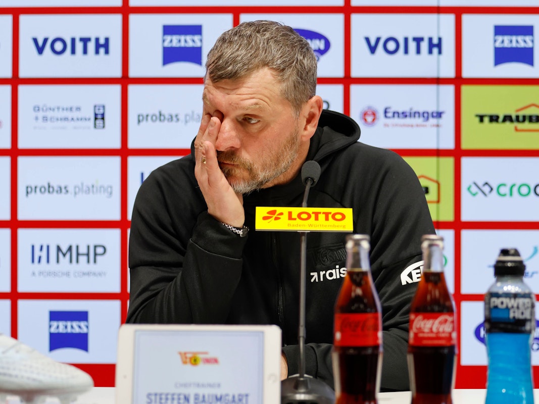 Steffen Baumgart auf einer Pressekonferenz von Union Berlin