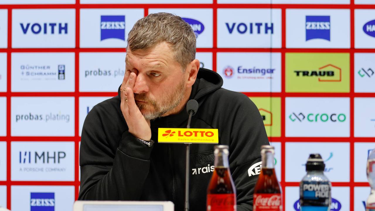 Steffen Baumgart auf einer Pressekonferenz von Union Berlin