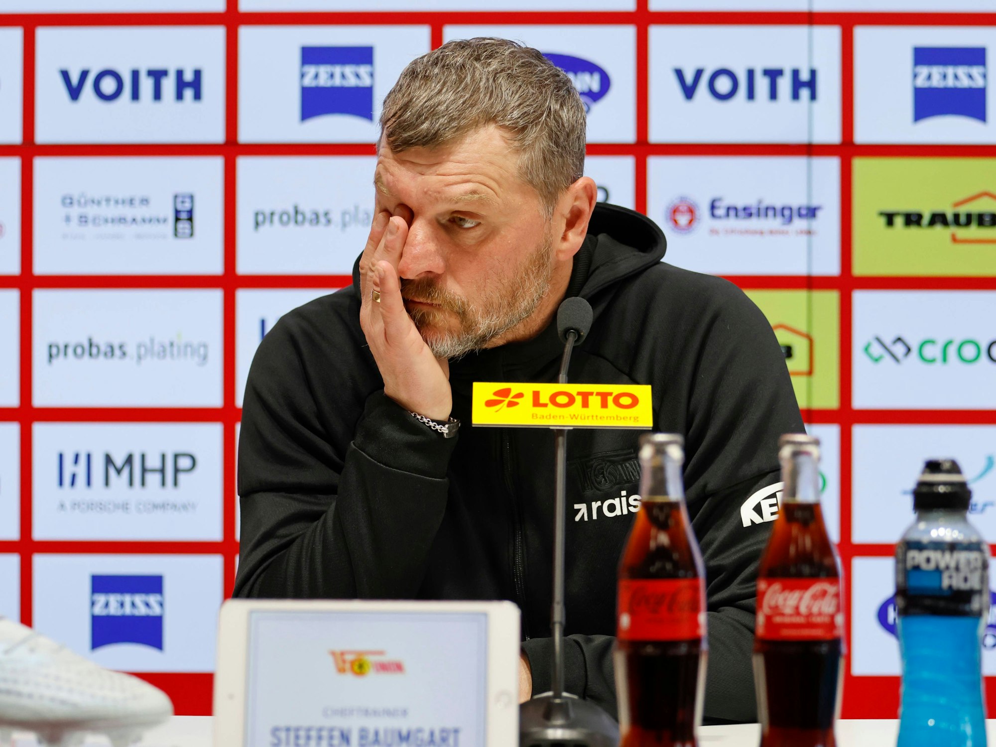 Steffen Baumgart auf einer Pressekonferenz von Union Berlin