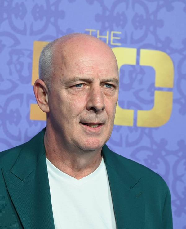 Mario Basler posiert auf dem Roten Teppich.