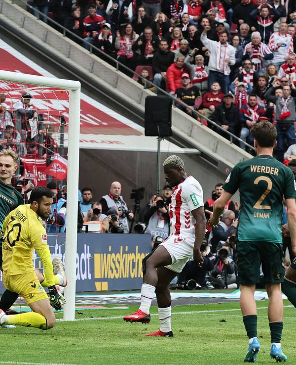 Ragnar Ache stochert den Ball gegen Bremen ins Tor.