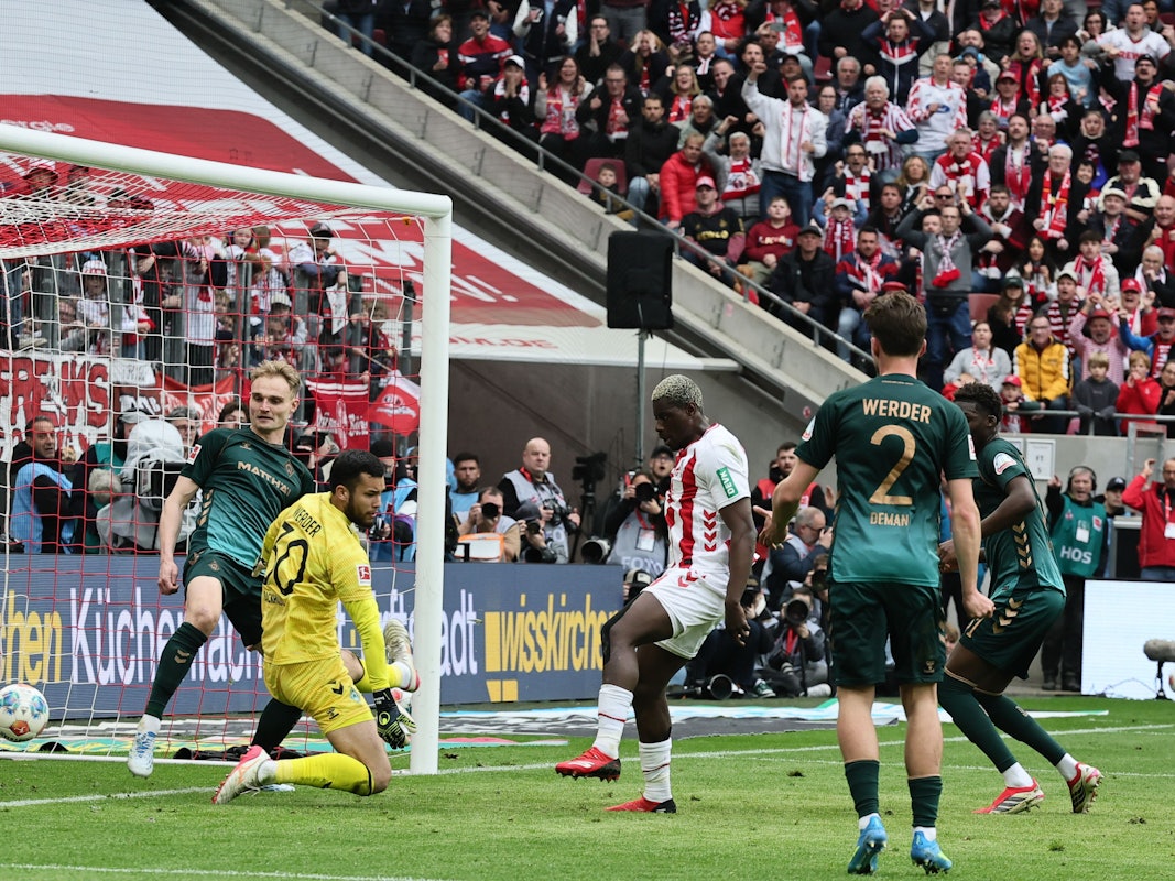 Ragnar Ache stochert den Ball gegen Bremen ins Tor.