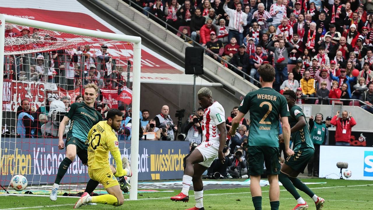 Ragnar Ache stochert den Ball gegen Bremen ins Tor.