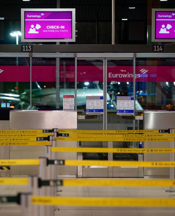 Menschenleer sind die Check-In-Schalter der Fluggesellschaft Eurowings.