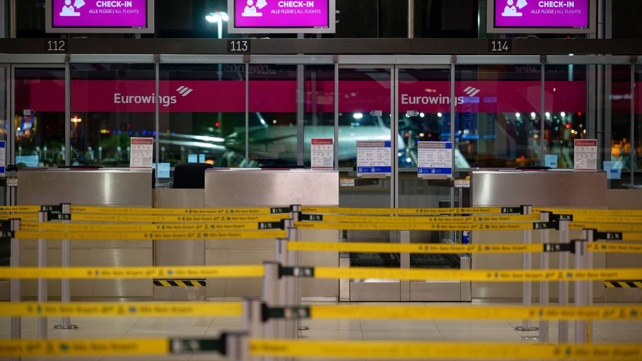 Menschenleer sind die Check-In-Schalter der Fluggesellschaft Eurowings.