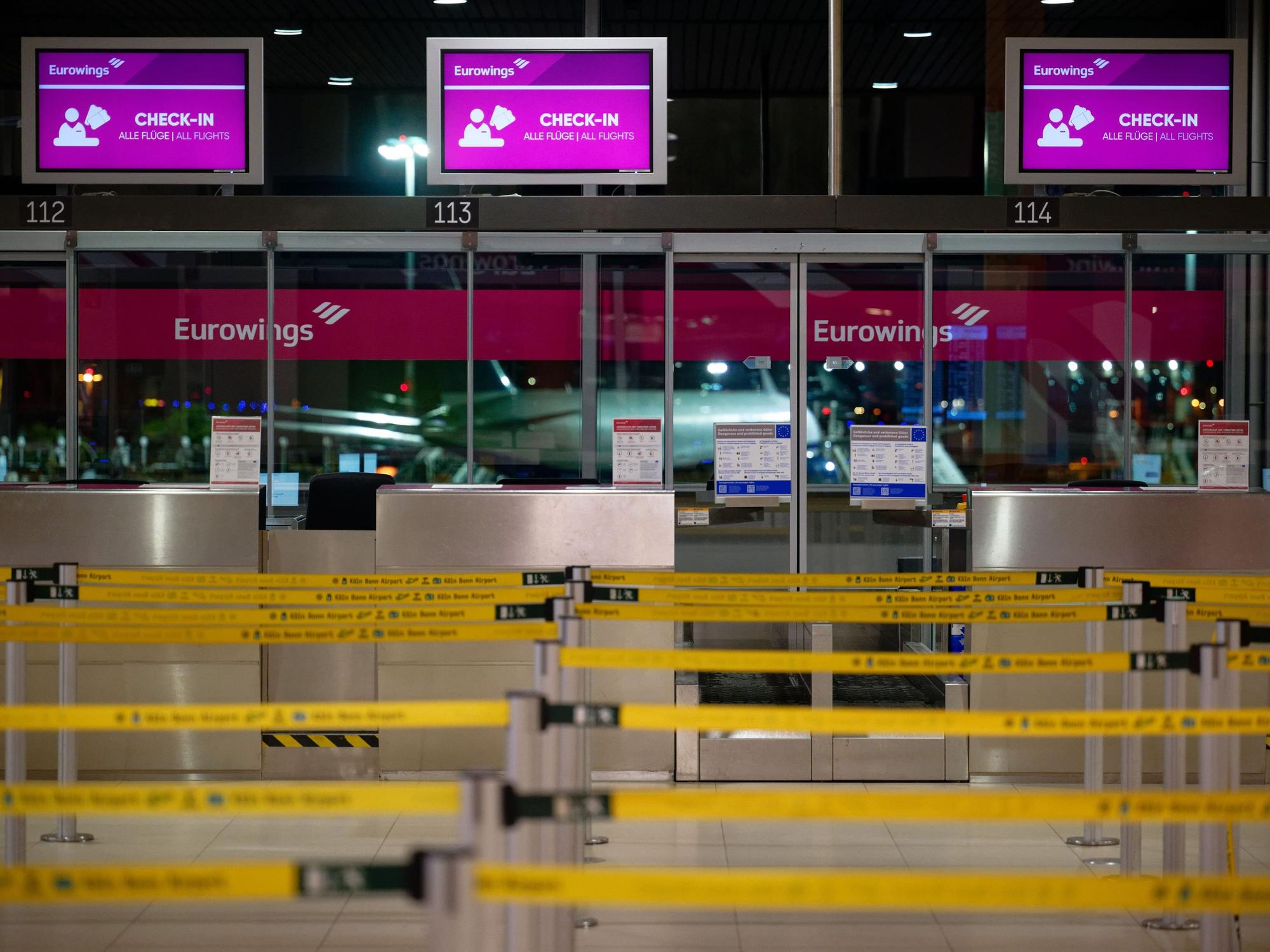 Menschenleer sind die Check-In-Schalter der Fluggesellschaft Eurowings.