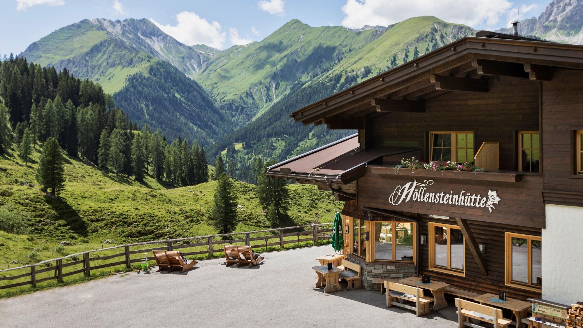 Zünftige Holzhütte in den Bergen mit Sonnenterrasse