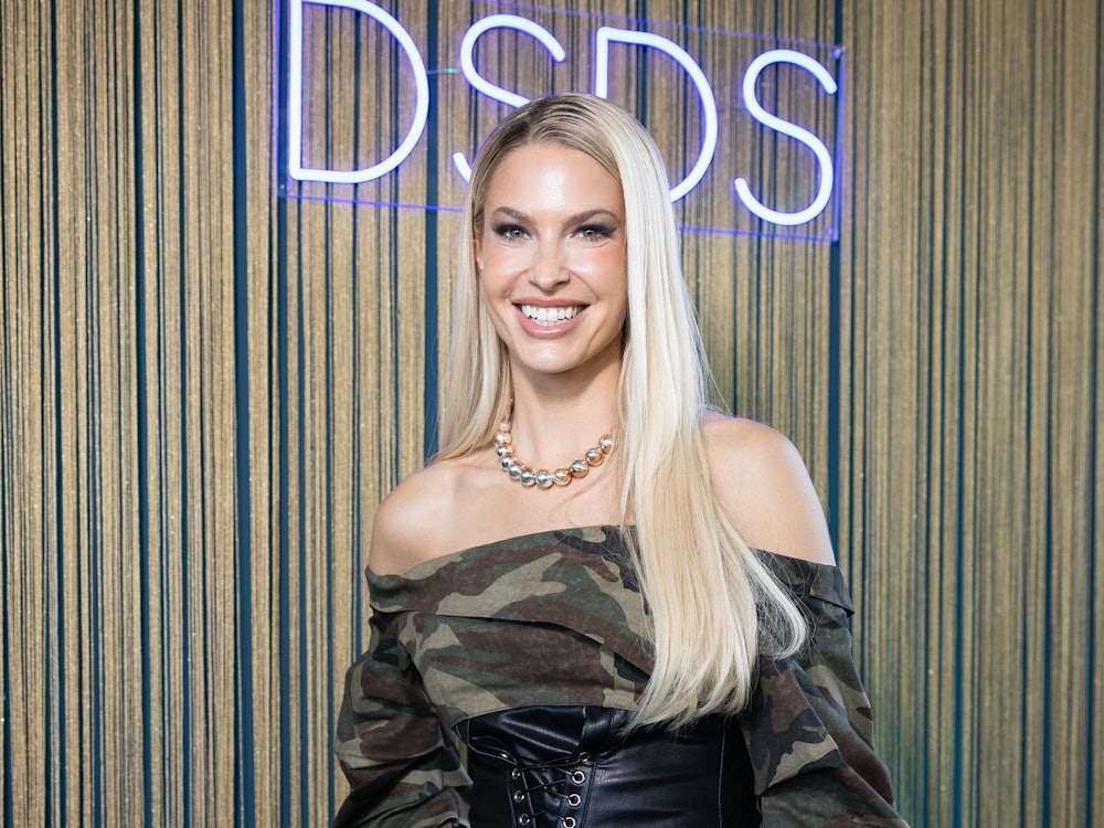 Partysängerin Isi Glück hat im Podcast „Mit den Waffeln einer Frau“ von Barbara Schöneberger über ihren neuen Job als DSDS-Jurorin gesprochen. (Bild: 2026 Getty Images/Andreas Rentz)