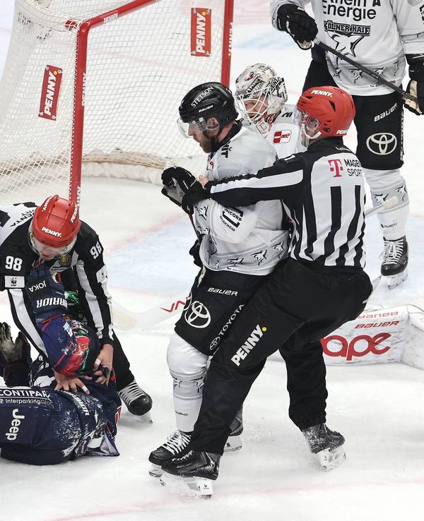 Rauferei beim DEL-Spiel Eisbären Berlin - Kölner Haie.