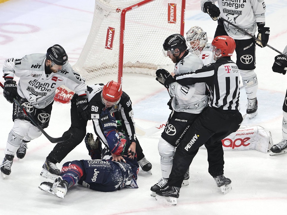 Rauferei beim DEL-Spiel Eisbären Berlin - Kölner Haie.