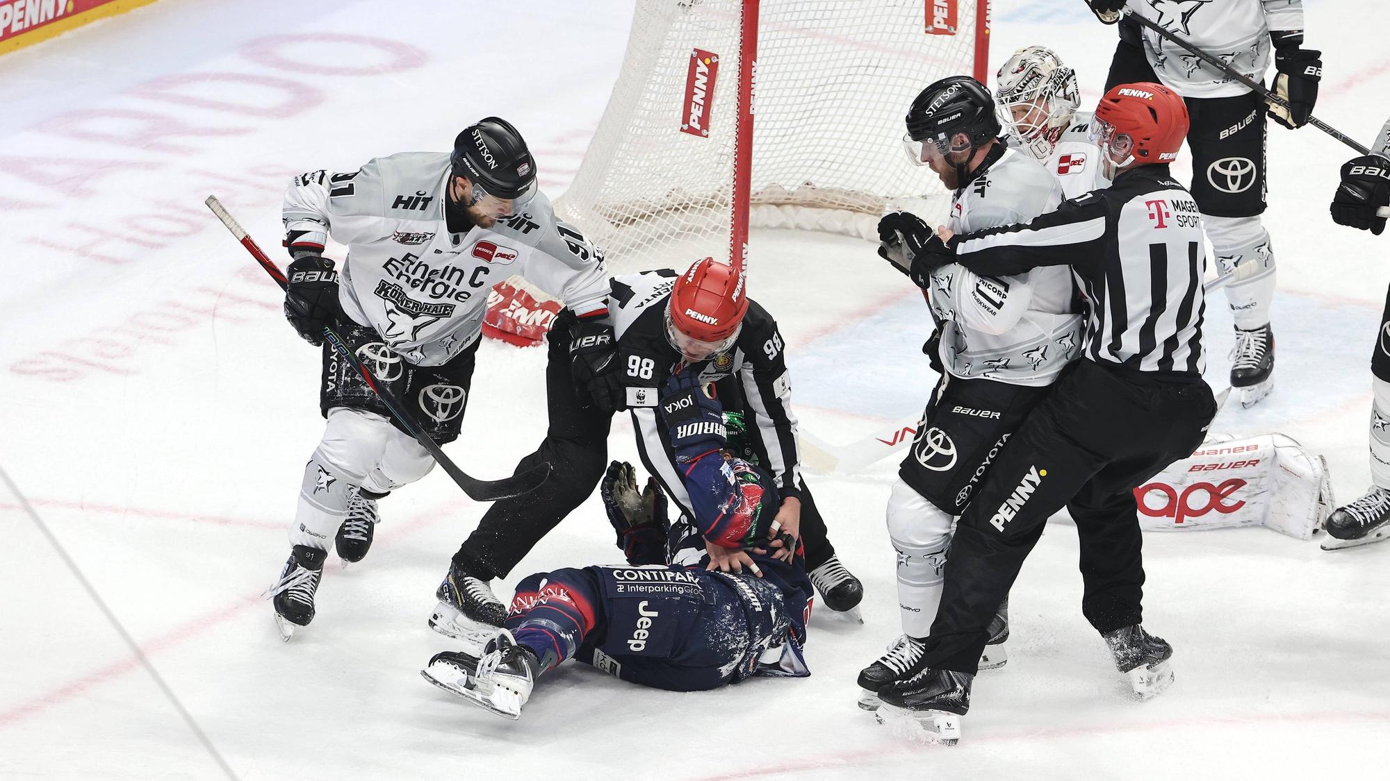 Spielszene in der DEL bei Eisbären Berlin - Kölner Haie.