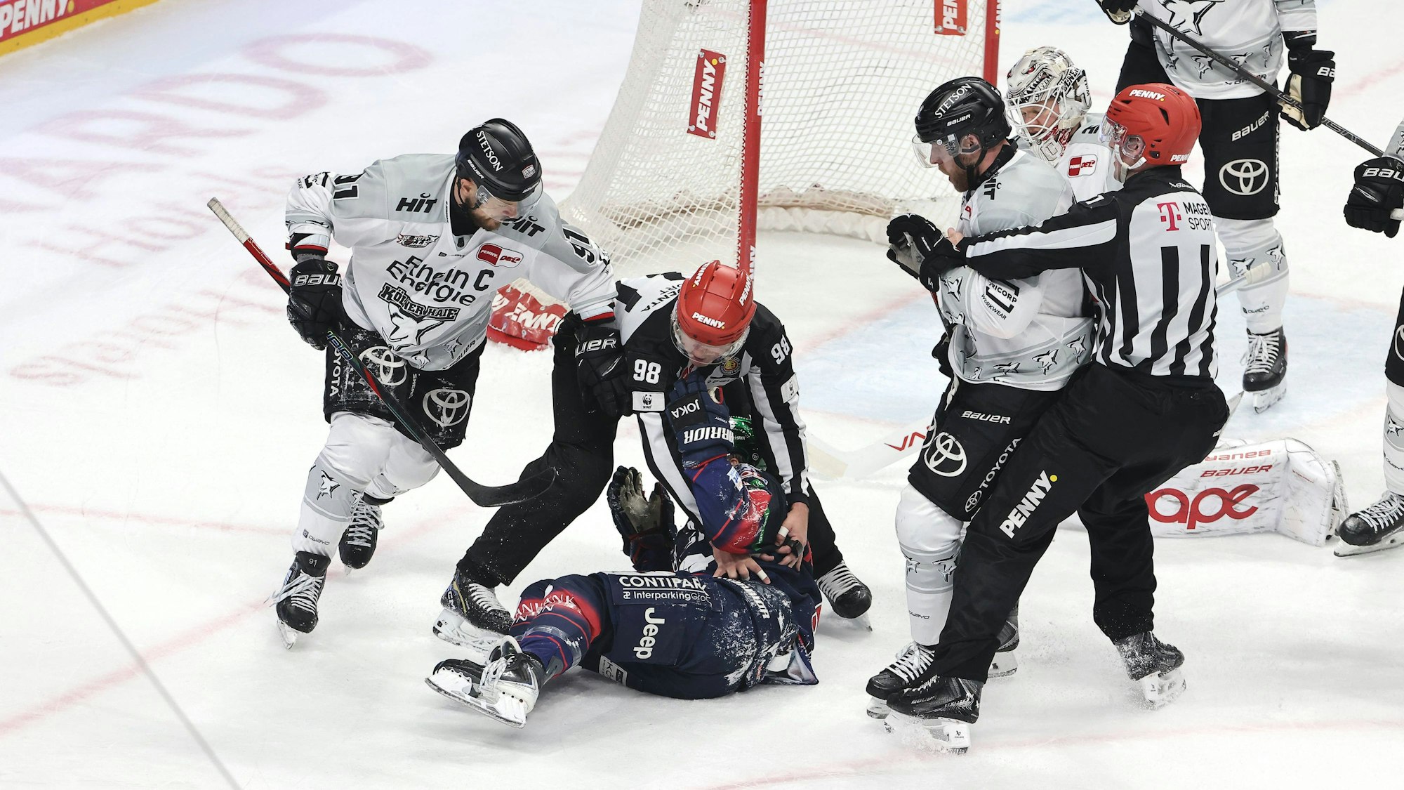 Spielszene in der DEL bei Eisbären Berlin - Kölner Haie.