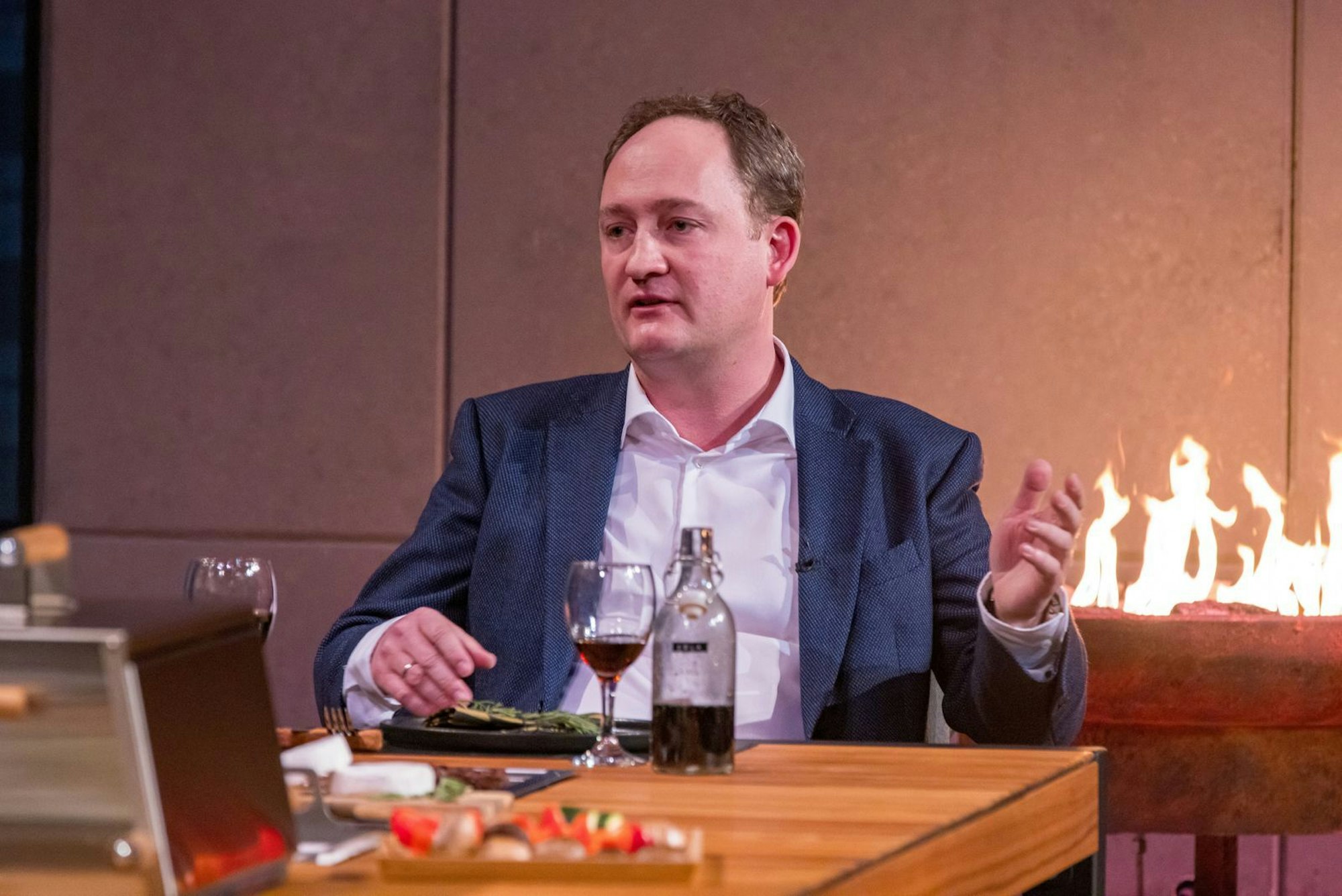 „Damit war mein Lebenswerk praktisch zerstört - von heute auf morgen“: Nils berichtet, wie ihm die Weltpolitik seine Geschäftsgrundlage entzog. (Bild: RTL / Bernd-Michael Maurer)