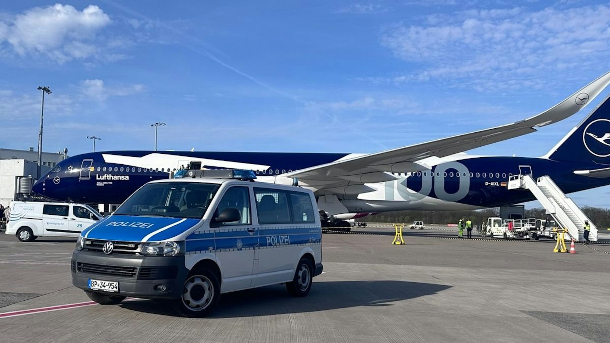 Bundespolizei vollstreckt Haftbefehle am Flughafen Köln/Bonn.