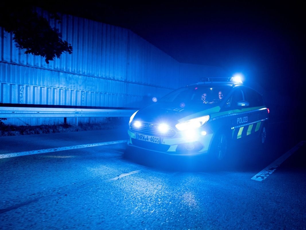 Ein Polizeiwagen steht auf einer Straße.
