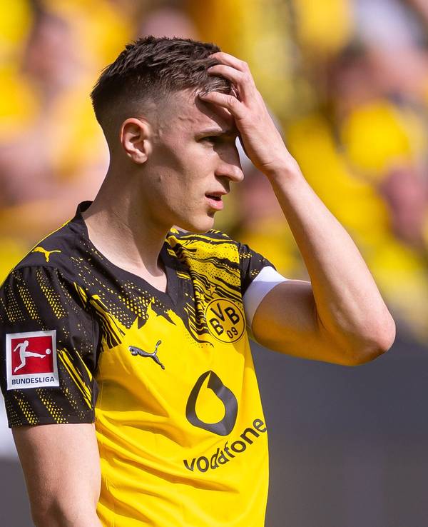 11.04.2026 29. Spieltag in der 1. Fussball Bundesliga, Borussia Dortmund - Bayer 04 Leverkusen. Nico Schlotterbeck (Borussia Dortmund) fasst sich an den Kopf. Foto: Dennis Ewert/RHR-FOTO