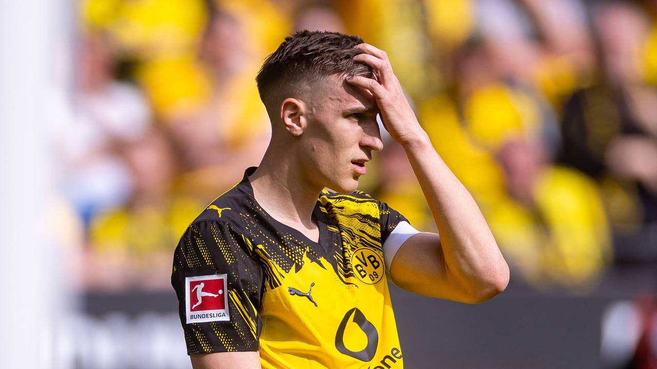 11.04.2026 29. Spieltag in der 1. Fussball Bundesliga, Borussia Dortmund - Bayer 04 Leverkusen. Nico Schlotterbeck (Borussia Dortmund) fasst sich an den Kopf. Foto: Dennis Ewert/RHR-FOTO