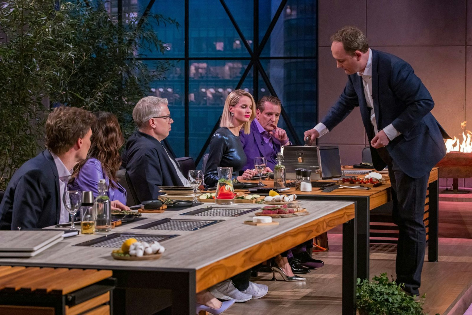 Ein festlich gedeckter Tisch - und ein Unternehmer mit formvollendeten Manieren: Nils, Gründer von „Festávolo“, lädt die Löwinnen und Löwen zum Abschluss der 19. „Die Höhle der Löwen“-Staffel zu einem Festmahl ein. (Bild: RTL / Bernd-Michael Maurer)