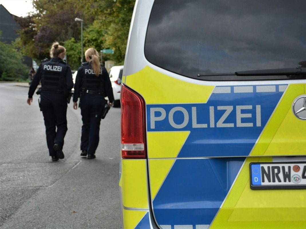 Ein graues BMW-Motorrad steht auf einer Straße.