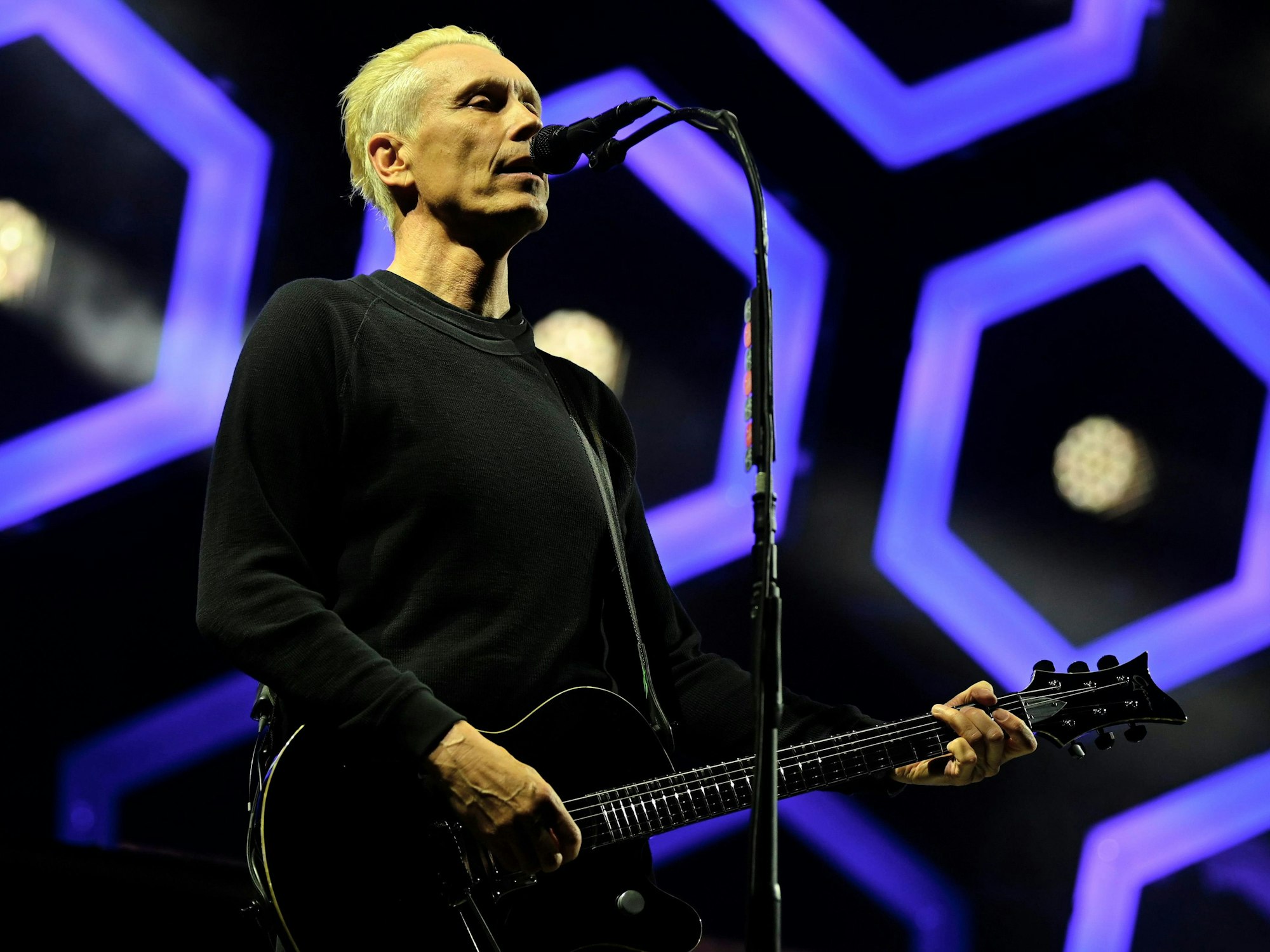 Farin Urlaub von der Band Die Ärzte singt auf der Bühne.