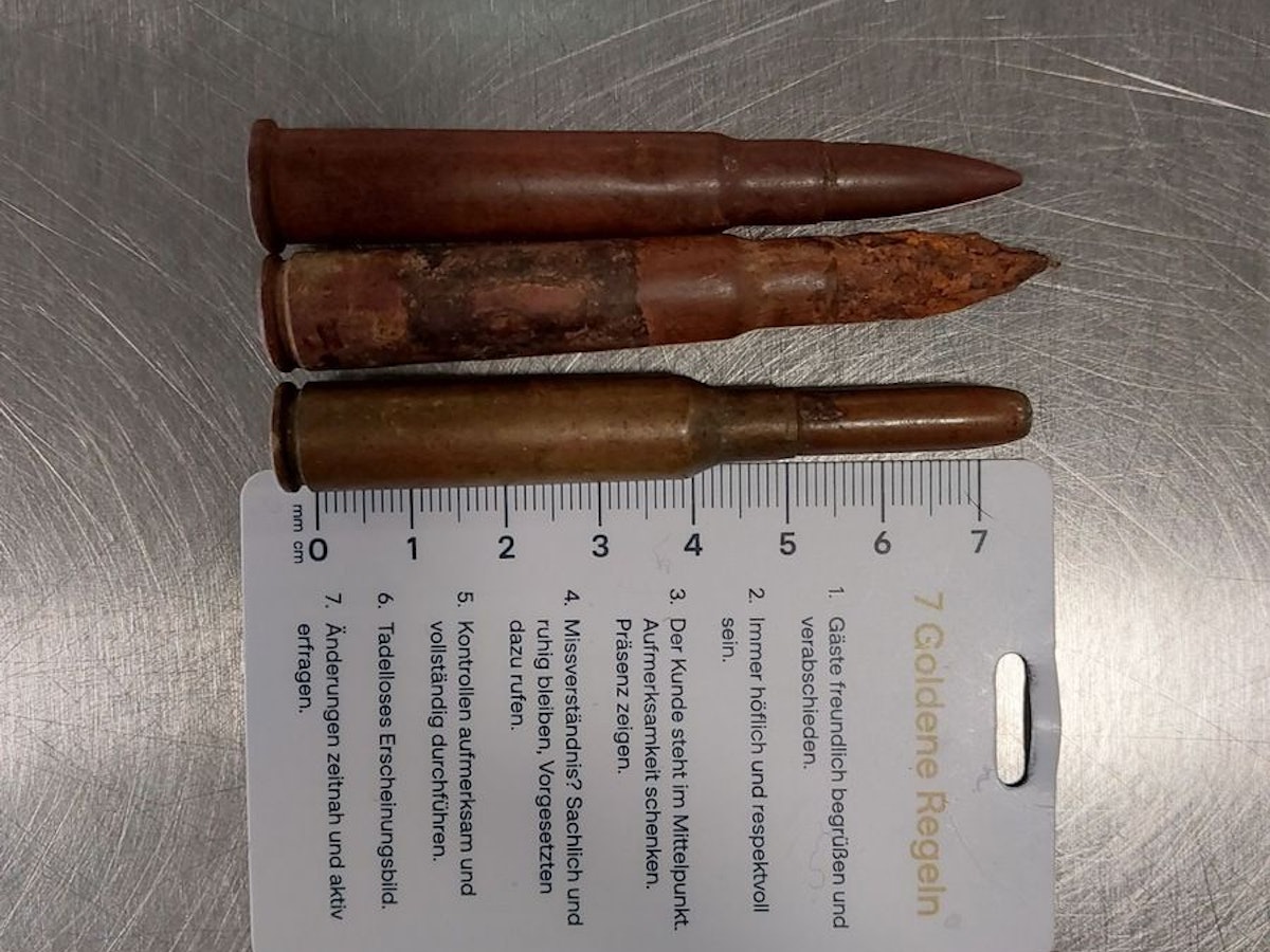 Sichergestellte Munition und Messer am Flughafen Köln/Bonn.