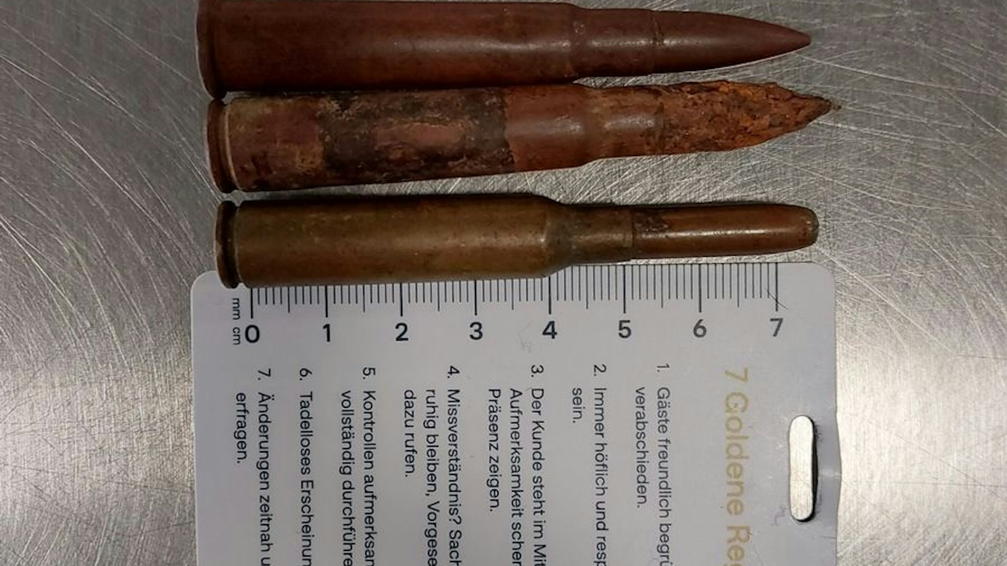 Sichergestellte Munition und Messer am Flughafen Köln/Bonn.