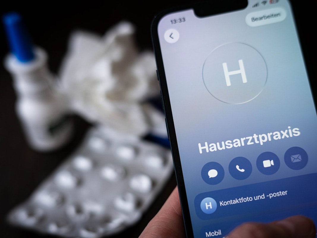 Eine Person ruft eine Hausarztpraxis an