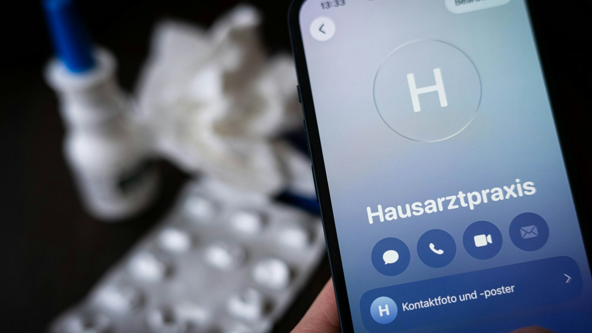 Eine Person ruft eine Hausarztpraxis an