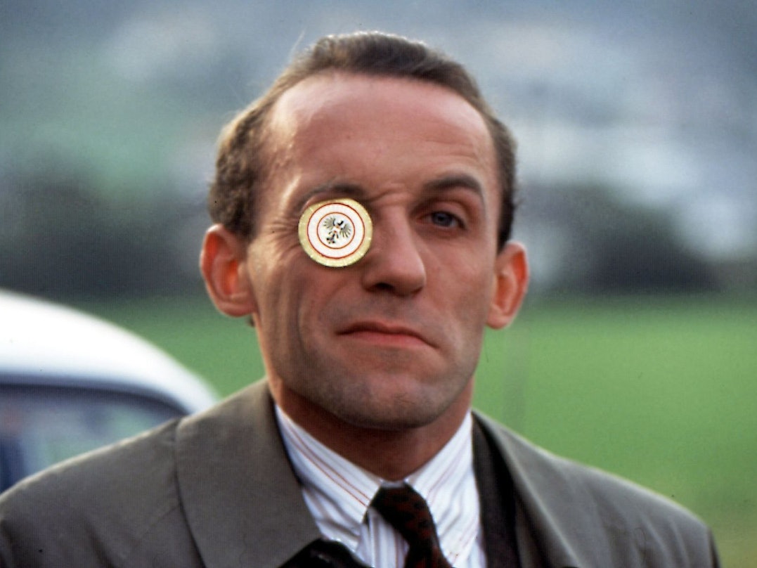 Die Ermittlungsmethoden von Kriminalinspektor Ernst Stockinger in der Kultserie „Kommissar Rex“ waren immer etwas ungewöhnlich. Geschadet hat es dem Darsteller Karl Markovics nicht, der österreichische Schauspieler hatte mit der Rolle seinen großen Durchbruch. (Bild: Koch Media)