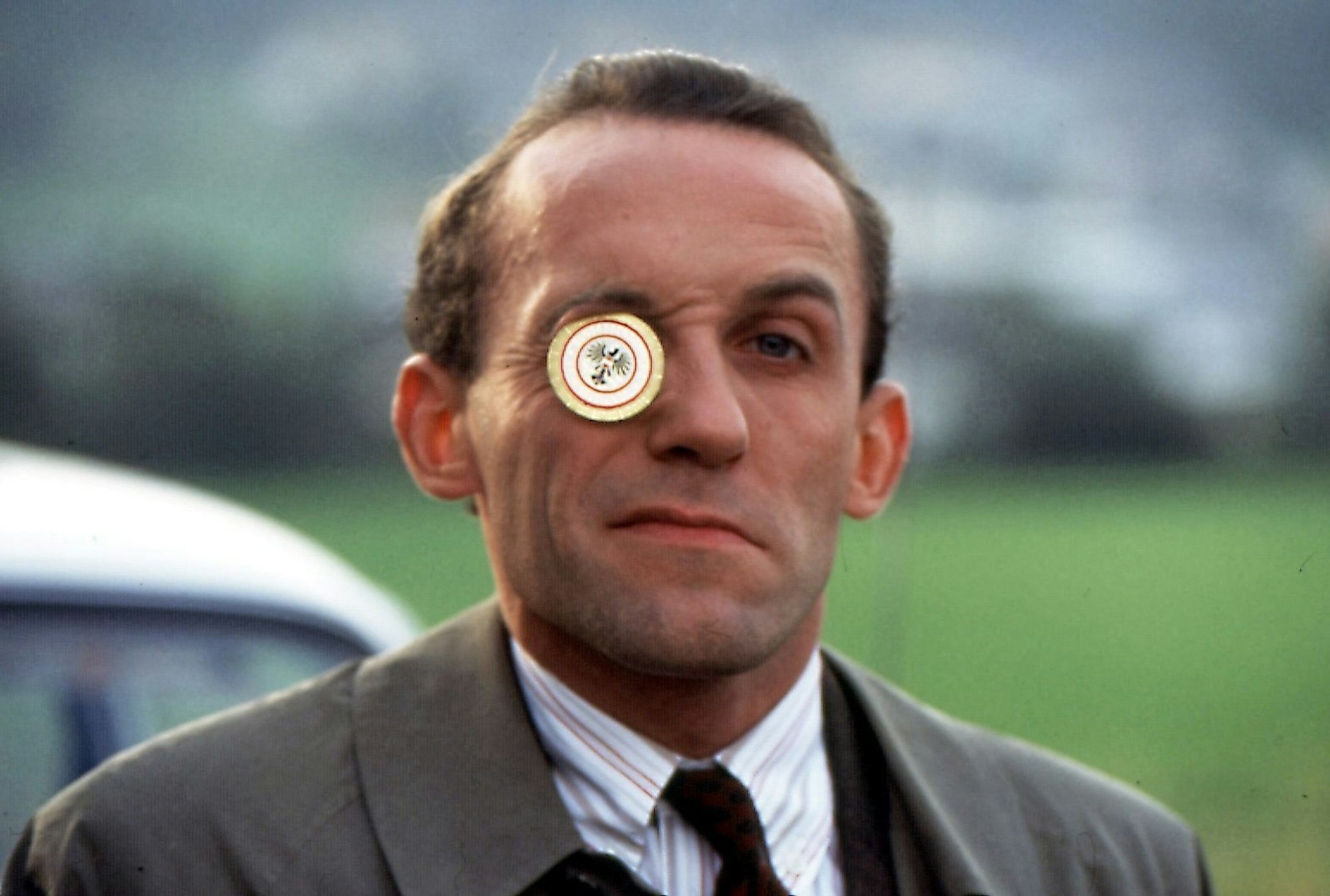 Die Ermittlungsmethoden von Kriminalinspektor Ernst Stockinger in der Kultserie „Kommissar Rex“ waren immer etwas ungewöhnlich. Geschadet hat es dem Darsteller Karl Markovics nicht, der österreichische Schauspieler hatte mit der Rolle seinen großen Durchbruch. (Bild: Koch Media)