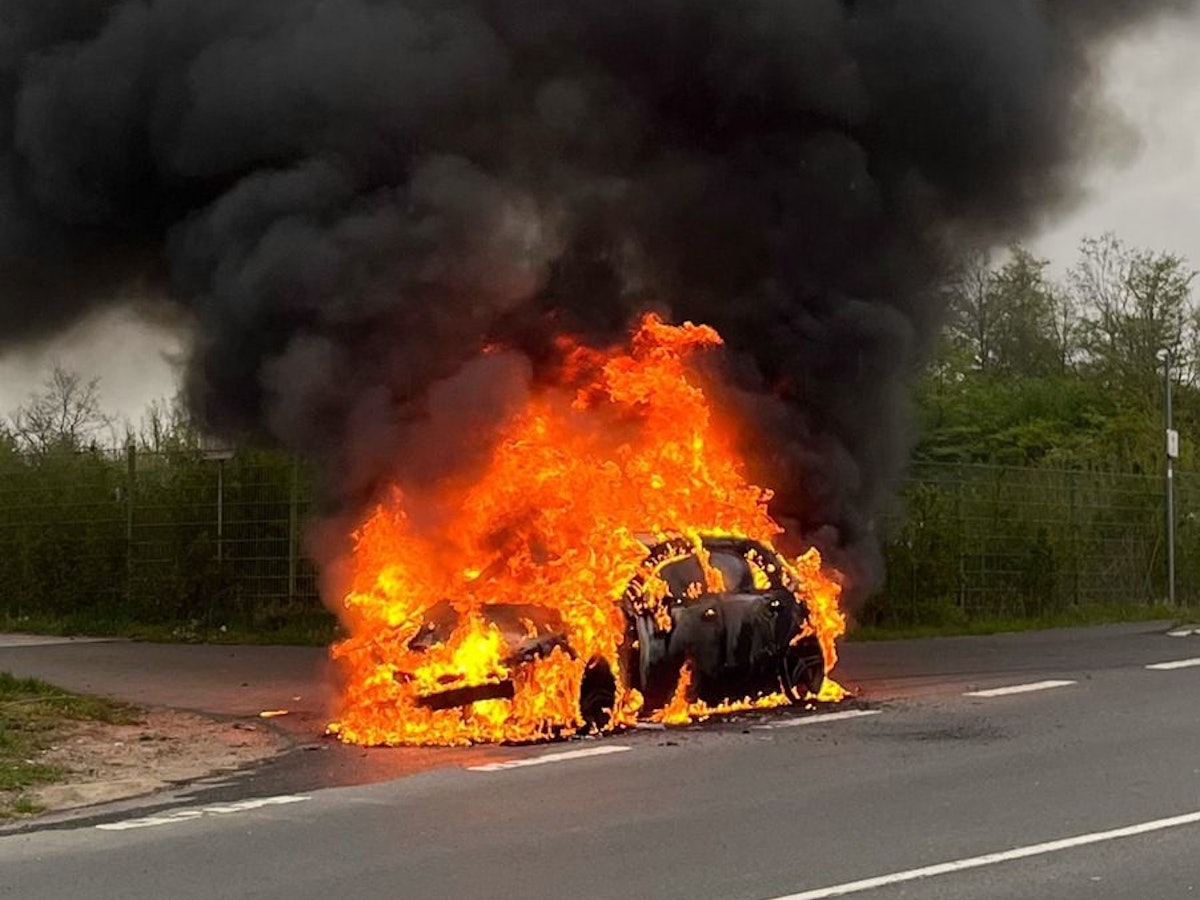 Ein brennender Mercedes am Kreisverkehr an der L257.