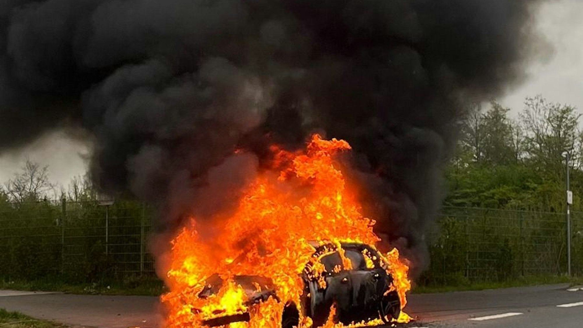 Ein brennender Mercedes am Kreisverkehr an der L257.