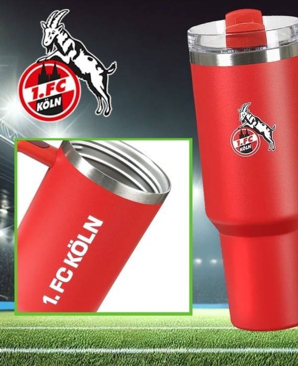 Zwei 1. FC Köln Trinkbecher vor Stadionkulisse: ein großer roter Edelstahl-Trinkbecher mit Griff und Geißbock-Logo im Stanley-Cup-Stil mit Detailansicht der Edelstahl-Innenwandung und FC-Köln-Schriftzug, sowie ein schwarzer Thermobecher mit FC-Wappen – ab 17,95 € im FC Fanshop erhältlich.