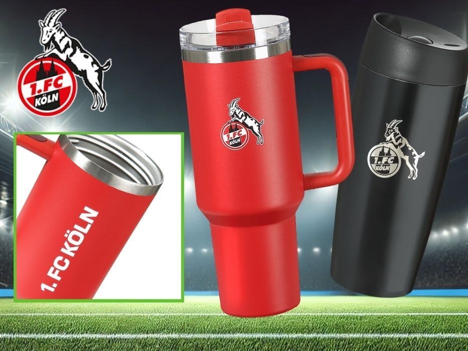 Zwei 1. FC Köln Trinkbecher vor Stadionkulisse: ein großer roter Edelstahl-Trinkbecher mit Griff und Geißbock-Logo im Stanley-Cup-Stil mit Detailansicht der Edelstahl-Innenwandung und FC-Köln-Schriftzug, sowie ein schwarzer Thermobecher mit FC-Wappen – ab 17,95 € im FC Fanshop erhältlich.