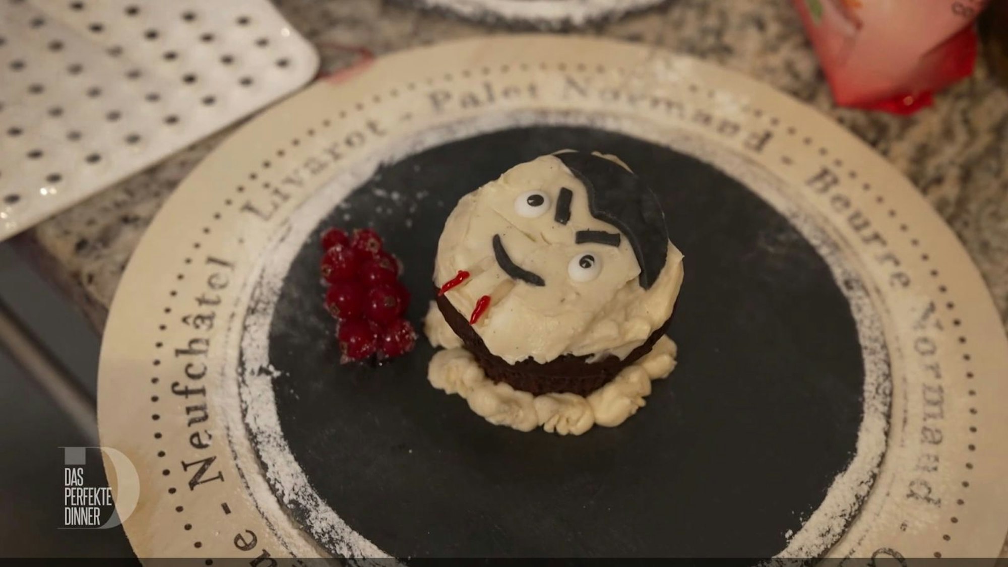 Als Dessert serviert Lucia (63) ganz und gar gruselige, vor Blut nur so triefende „Draculas“. (Bild: RTL)