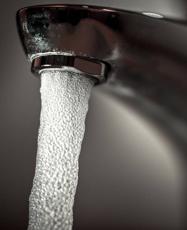 Trinkwasser läuft aus einem Wasserhahn.