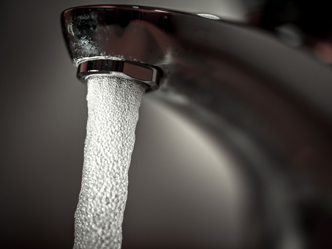 Trinkwasser läuft aus einem Wasserhahn.