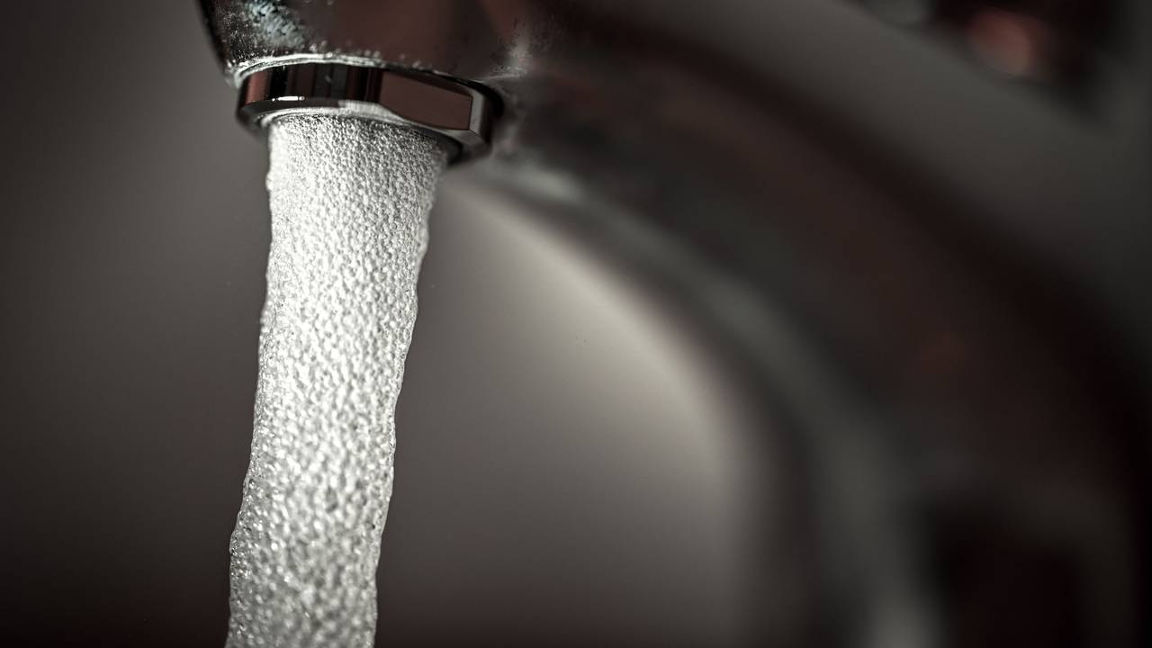 Trinkwasser läuft aus einem Wasserhahn.