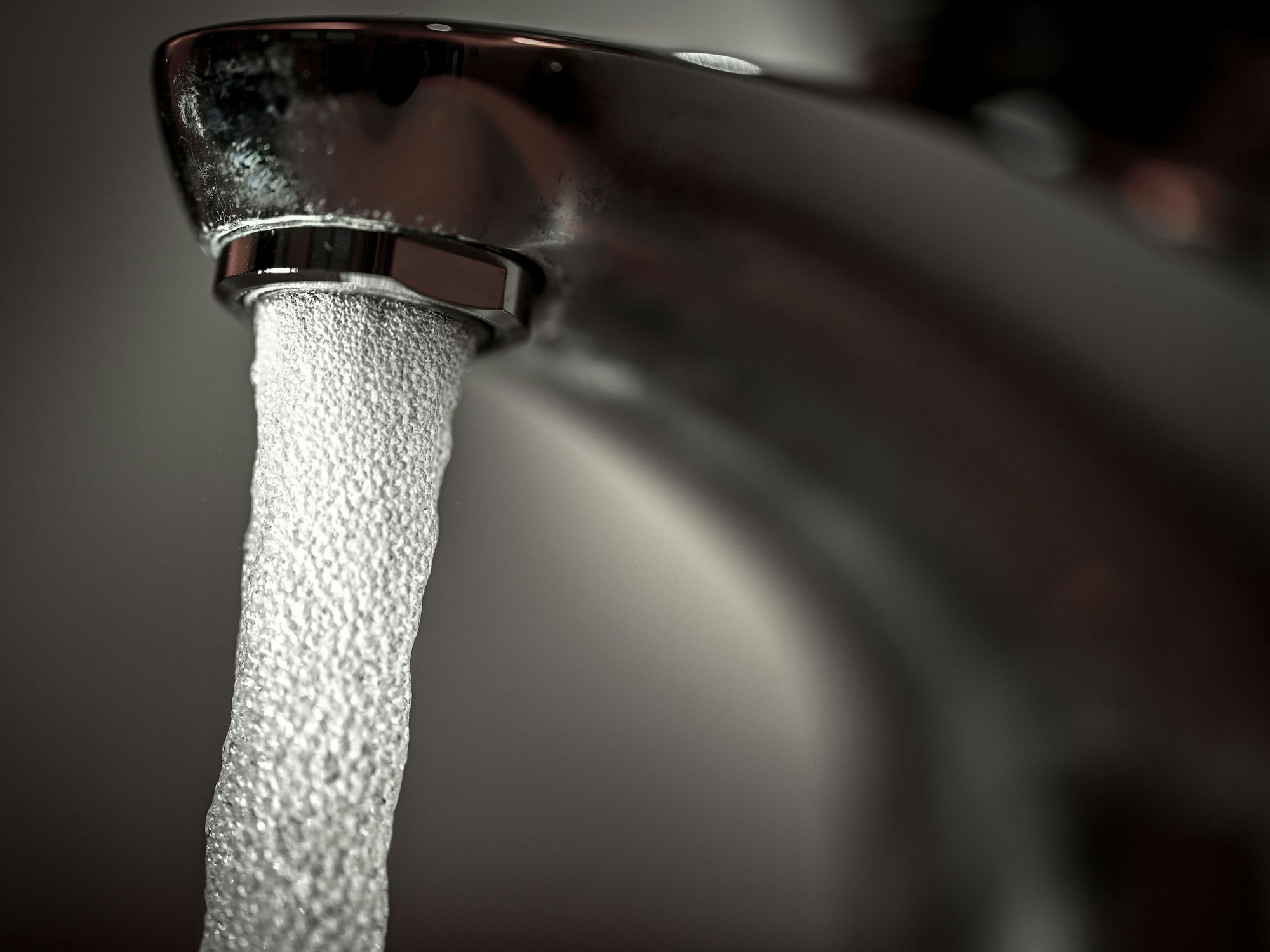 Trinkwasser läuft aus einem Wasserhahn.