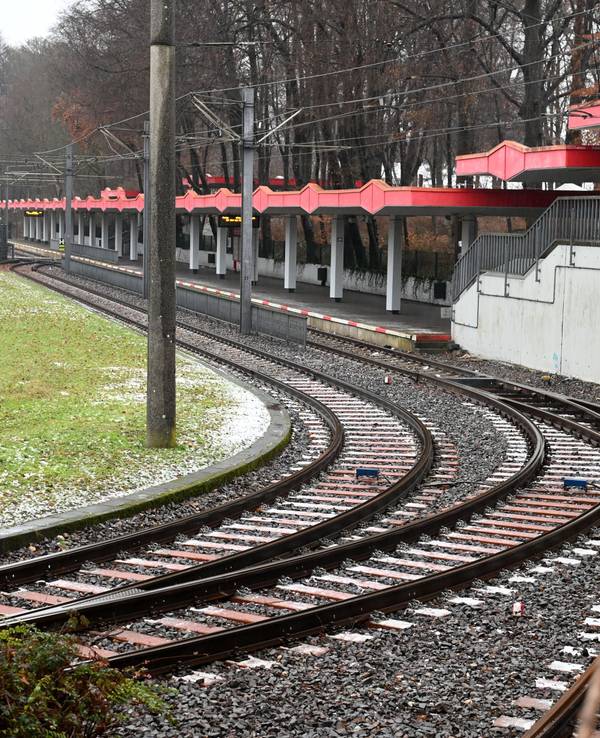 Die Bedarfshaltestelle am Rhein-Energie-Stadion. Hier halten Sonderzüge der KVB bei Veranstaltungen im Stadion. Die Anlage soll neu gebaut werden.