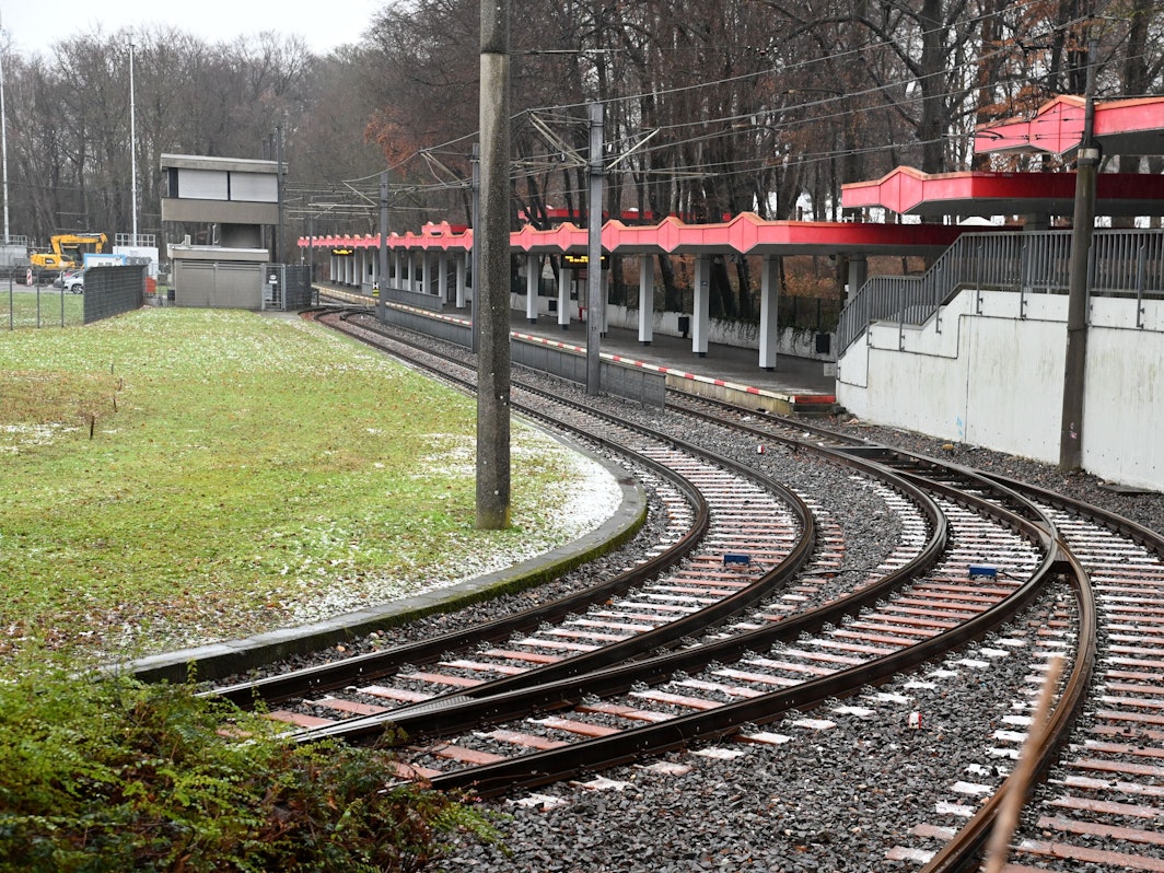 Die Bedarfshaltestelle am Rhein-Energie-Stadion. Hier halten Sonderzüge der KVB bei Veranstaltungen im Stadion. Die Anlage soll neu gebaut werden.