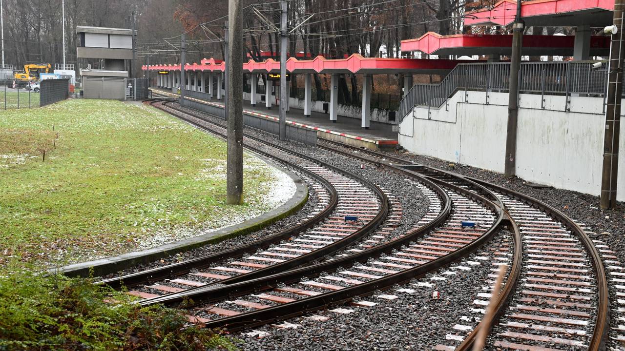 Die Bedarfshaltestelle am Rhein-Energie-Stadion. Hier halten Sonderzüge der KVB bei Veranstaltungen im Stadion. Die Anlage soll neu gebaut werden.