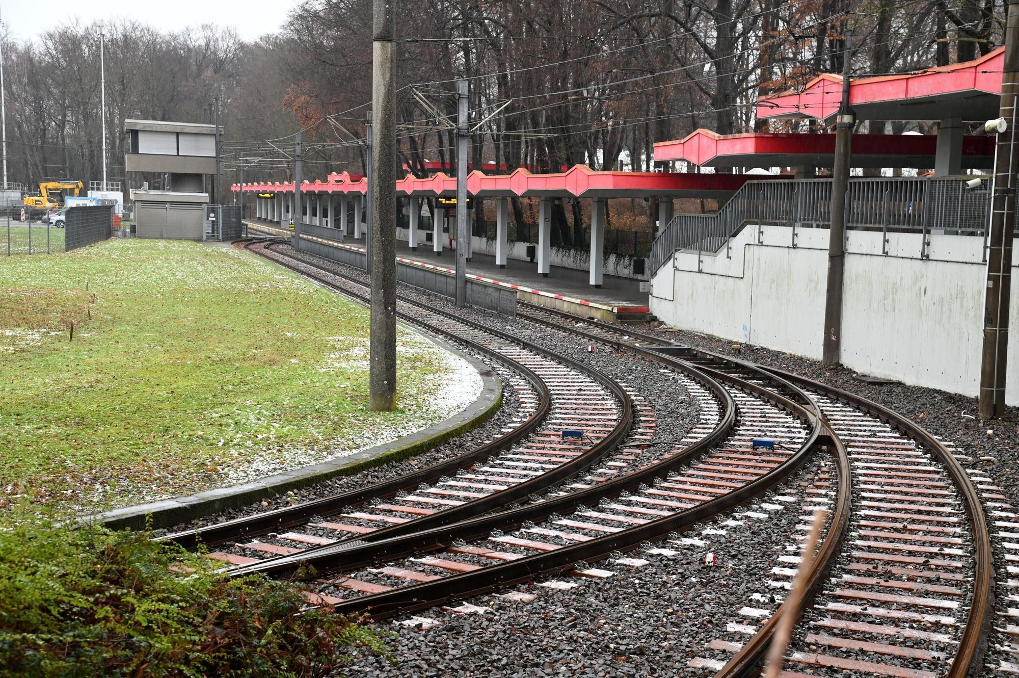 Die Bedarfshaltestelle am Rhein-Energie-Stadion. Hier halten Sonderzüge der KVB bei Veranstaltungen im Stadion. Die Anlage soll neu gebaut werden.
