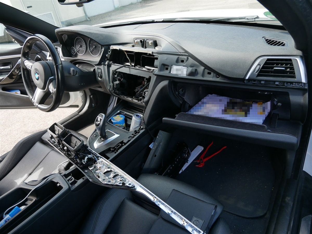 Mittelkonsole aus BMW in Schildgen ausgebaut