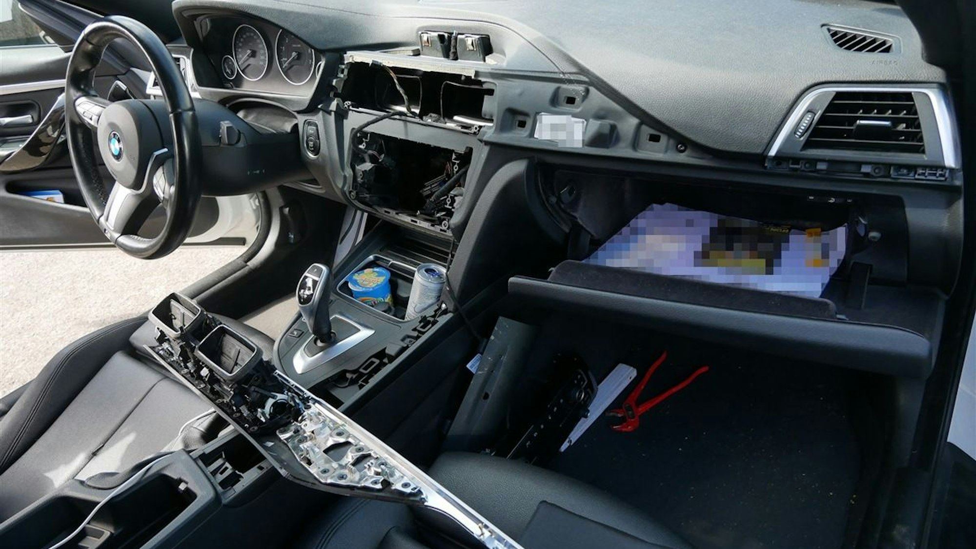 Mittelkonsole aus BMW in Schildgen ausgebaut