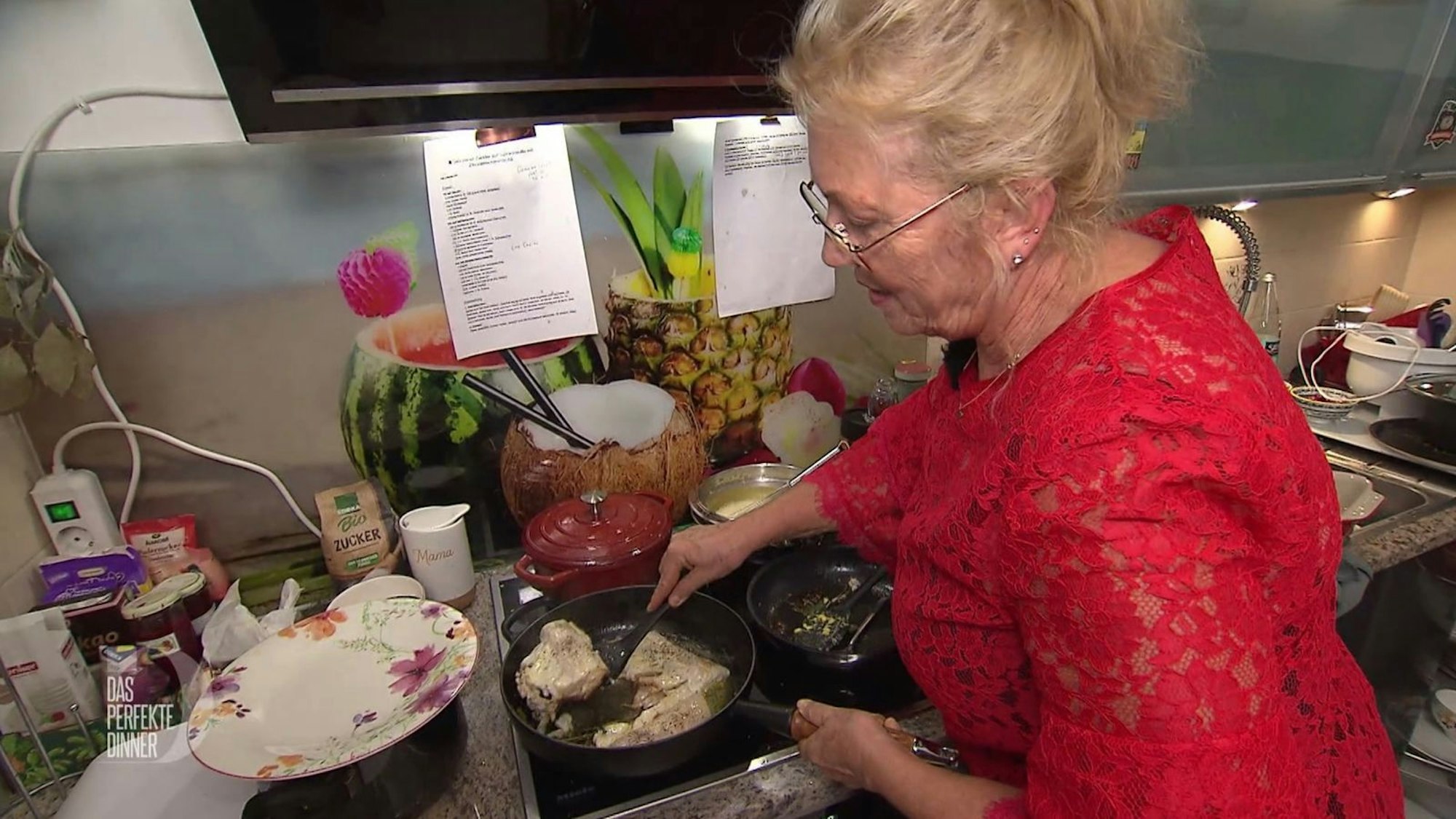 Das Zanderfilet will nicht so wie sie will: Lucia (63) kämpft mit dem Erscheinungsbild des Hauptgangs. (Bild: RTL)