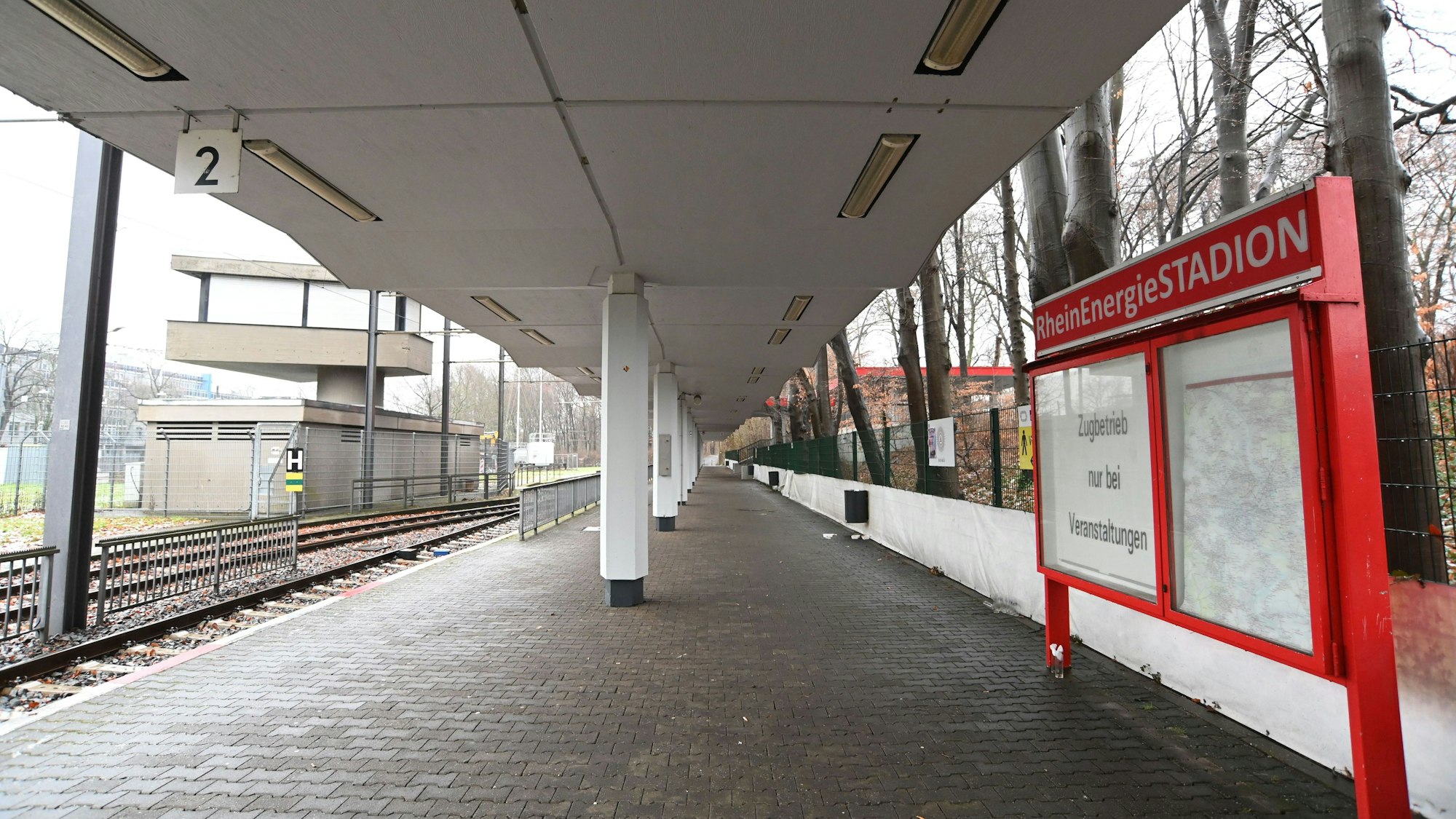 Hier halten Sonderzüge der KVB bei Veranstaltungen im Stadion.