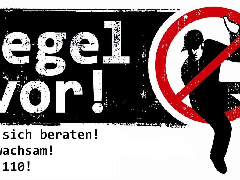 Ein Symbolbild zum Thema Einbruch zeigt eine von der Polizei verriegelte Tür.