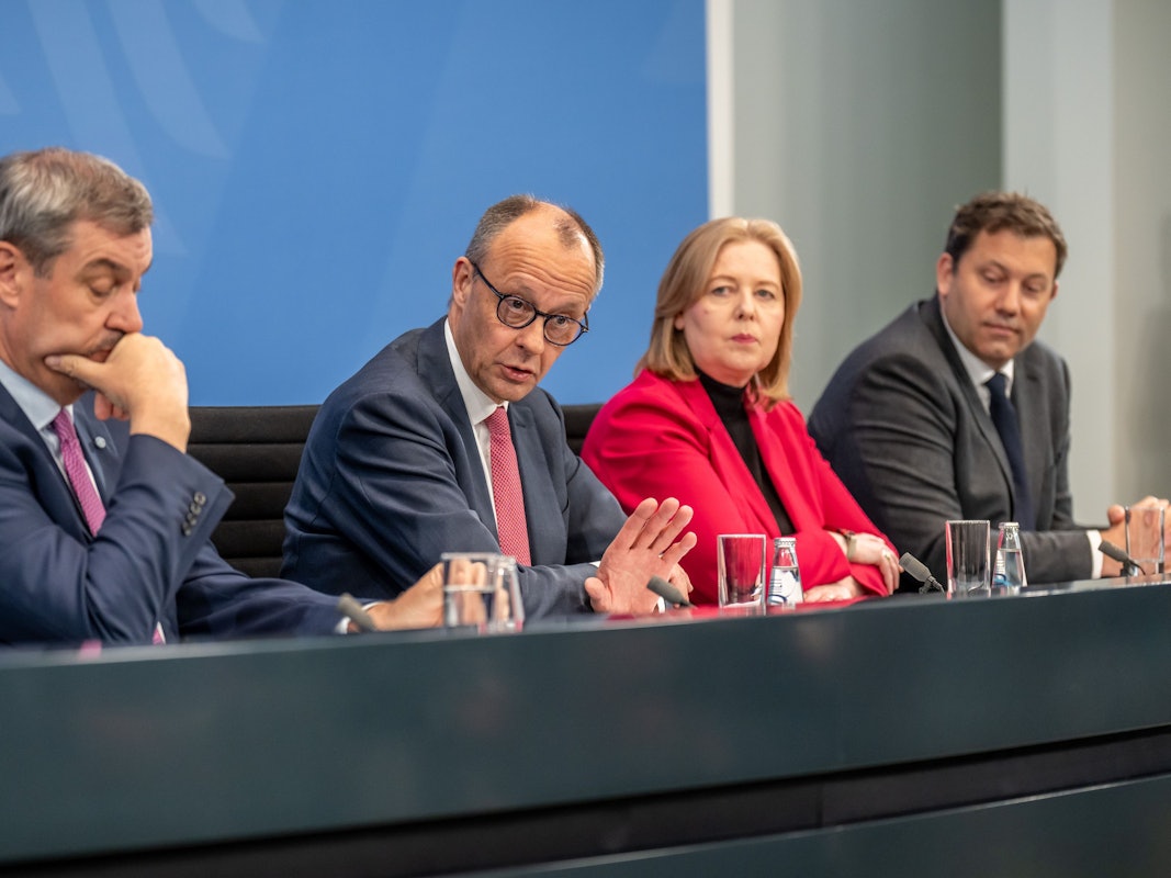 Bundeskanzler Friedrich Merz (M,l,CDU) nimmt neben Markus Söder (l, CSU), Ministerpräsident von Bayern und CSU Vorsitzender und Bärbel Bas (M,r, SPD), Bundesarbeitsministerin und Co-Bundesvorsitzende der SPD, sowie Lars Klingbeil (r, SPD), Bundesfinanzminister und Co-Bundesvorsitzender der SPD, an der Pressekonferenz nach dem Koalitonsausschuss teil.